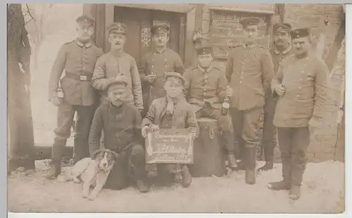 (80330) Foto AK 1.WK Balkan, Soldatengruppe vor Küchengebäude 1917