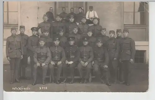 (77770) Foto AK 1. WK, Soldaten, Gruppenbild vor Gebäude 1914-18