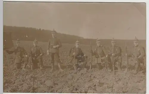 (77769) Foto AK 1. WK, Soldaten auf Acker kniend, Gruppenbild 1914-18