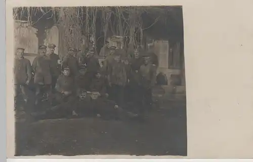 (77768) Foto AK 1. WK, Soldaten, Gruppenbild vor Gebäude, Feldpost 1918