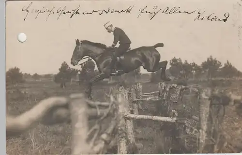 (77762) Foto AK französischer Soldat zu Pferde beim Sprung, Feldpost 1914
