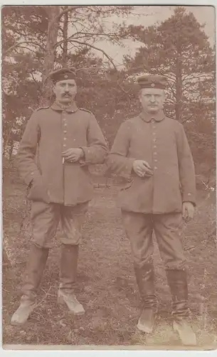 (77386) Foto AK 1. WK, zwei Soldaten vor Kiefern 1914-18