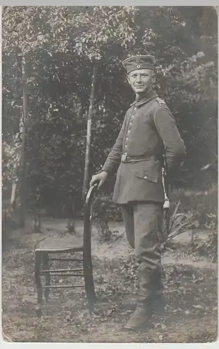 (77385) orig. Foto 1. WK, Soldat, Porträt mit Stuhl im Freien, Belgien 1916