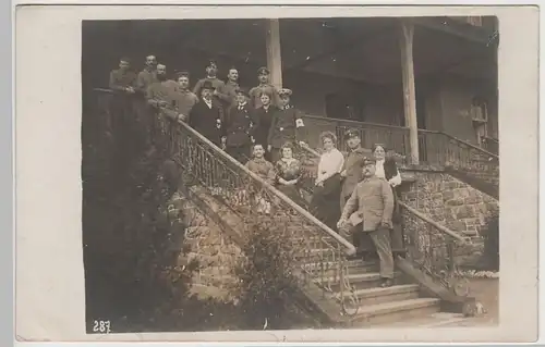 (73919) Foto AK 1. WK, Soldaten, Gruppenbild auf Treppe, Feldpost 1915