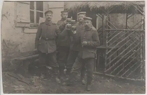 (73918) orig. Foto 1. WK, Soldaten mit Biergläsern posierend, Frankreich 1916
