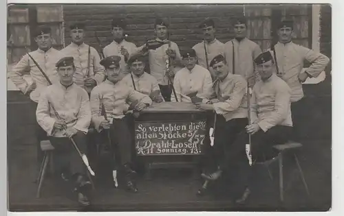 (71009) Foto AK Soldaten 1912, 1. Draht-Losen, R.11 Sonntag 13