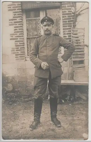 (69701) Foto AK Soldatenporträt, 1. WK, Soldat vor Haus 1914-18