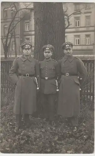 (68978) Foto AK drei Soldaten 1. WK am Baum, 1914-18