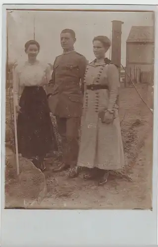 (68971) orig. Foto Porträt Soldat 1.WK, mit 2 Damen am 21. April 1918