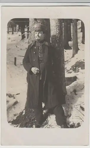 (68969) Foto AK Porträt Soldat am Baum im Winter 1.WK 1914-18