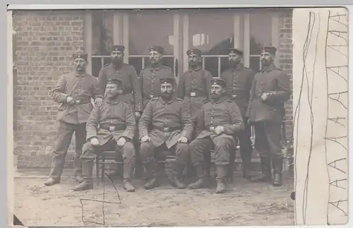 (57424) orig. Foto 1. WK, Soldaten, Gruppenbild vor Gebäude, bis 1918