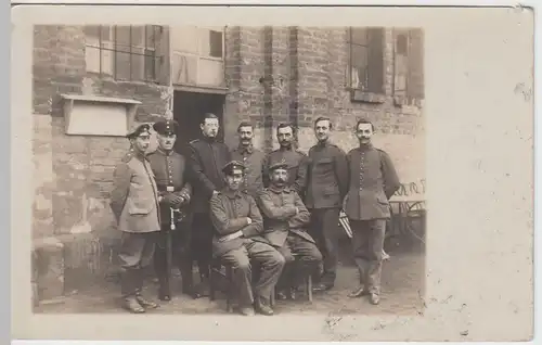 (57419) orig. Foto 1. WK, Soldaten vor Gebäude, bis 1918