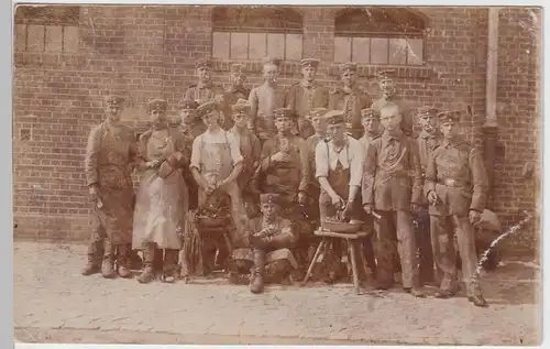 (57410) orig. Foto 1. WK, Soldaten vor Backsteingebäude, bis 1918