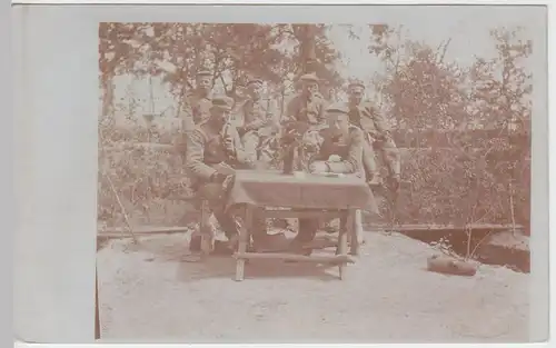 (57404) orig. Foto 1. WK, Soldaten an Tisch und auf Sichtschutzhecke 1914-18