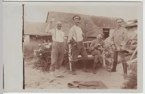 (57400) orig. Foto 1. WK, Soldaten in geselliger Runde in Gehöft 1914-18