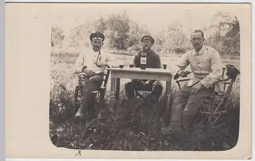 (57399) orig. Foto 1. WK, Soldaten bei Wein an Tisch in Wiese 1914-18