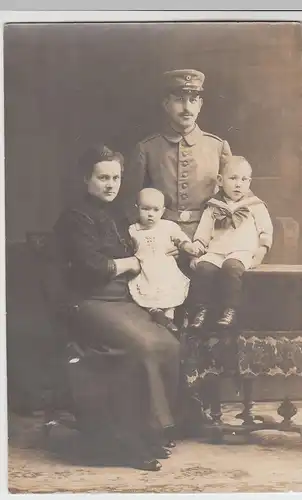 (51201) Foto AK 1.WK Soldat, Portrait mit Familie, 1915