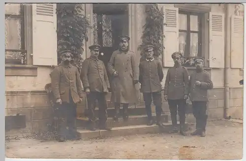 (51191) Foto AK 1.WK Soldaten vor Gebäude, Feldpost 1915
