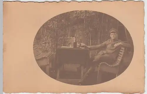 (50016) Foto AK 1.WK Soldat im Freien mit Bier, 1914-18
