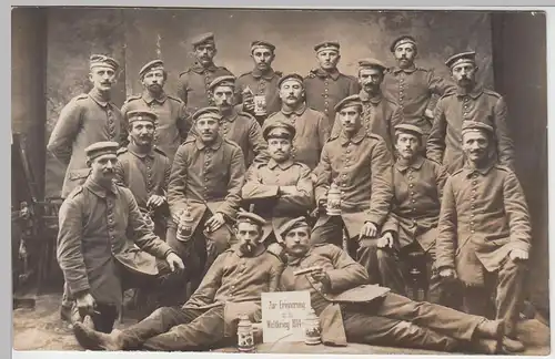 (50008) Foto AK Soldaten mit Bierseidel, Erinnerungsfoto 1914