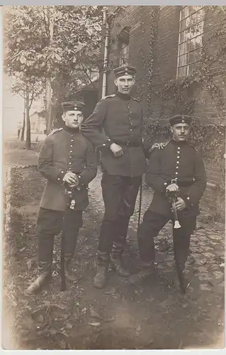 (40212) Foto AK Soldaten 1.WK im Freien, sehr großer Soldat 1914