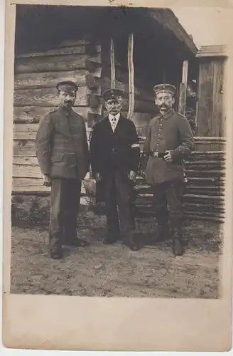 (38267) orig. Foto 1.WK Soldaten mit Zivilperson vor Baracke, 1914-18