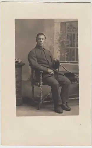 (37437) Foto AK 1.WK Soldat auf Bank, Kabinettfoto, 1914-18