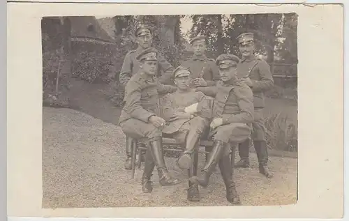 (37419) orig. Foto 1.WK Soldaten auf einer Bank, Lazarettbesuch, 1914-18