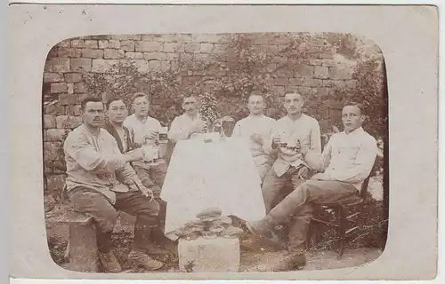 (37416) orig. Foto 1.WK, Soldaten am Tisch mit Bierglas, 1914-18