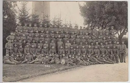 (37412) Foto AK große Gruppe Soldaten vor einem Turm, 1911