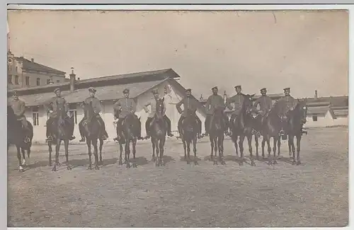 (36791) Foto AK 1.WK Barackenlager, Soldaten zu Pferd, 1914-18
