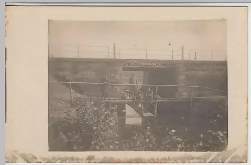 (36788) orig. Foto 1.WK Soldaten an einer Brücke, 1914-18