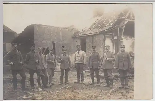(36785) orig. Foto 1.WK Soldaten vor zerstörten Gebäuden, 1914-18