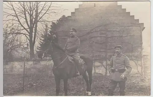 (36783) Foto AK 1.WK Soldaten mit Pferd an Gebäudemauer, 1914-18