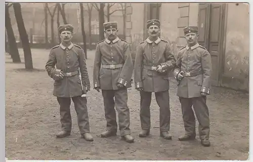 (36781) Foto AK 1.WK vier Soldaten an Gebäude, 1914-18