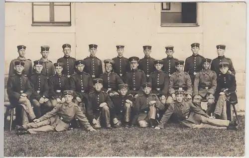 (36772) Foto AK 1.WK Soldaten Gruppenfoto vor einem Gebäude, 1914-18