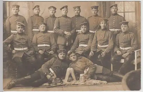 (36750) Foto AK 1.WK Soldaten, Gruppenfoto mit Bierhumpen, 1914-18