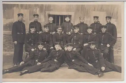 (36748) Foto AK Soldaten, Gruppenfoto vor Gebäude, vor 1918