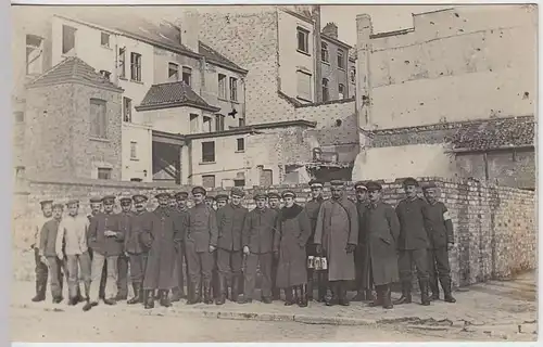(36743) orig. Foto 1.WK Soldaten Gruppenfoto vor Gebäuden, Ruinen, 1914-18