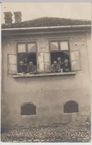 (36733) orig. Foto 1.WK Soldaten schauen aus Fenster, Russland 1914-18