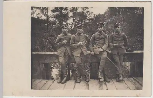 (36556) Foto AK 1.WK Soldaten auf kleiner Brücke, 1914-18