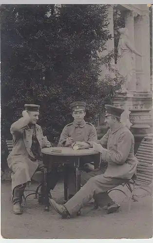 (36536) orig. Foto 1.WK Soldaten spielen Karten am Tisch, 1914-18