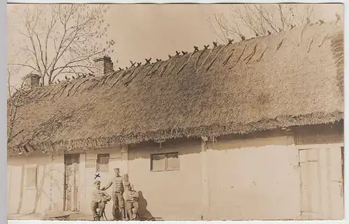 (35836) Foto AK 1.WK Soldaten (u.a. Paul Richter) posieren vor Gebäude