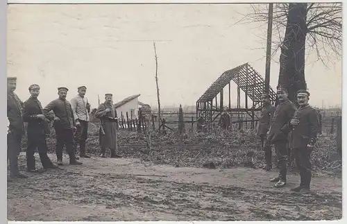 (35833) orig. Foto 1.WK Soldaten posieren vor Gebäude im Aufbau, 1918