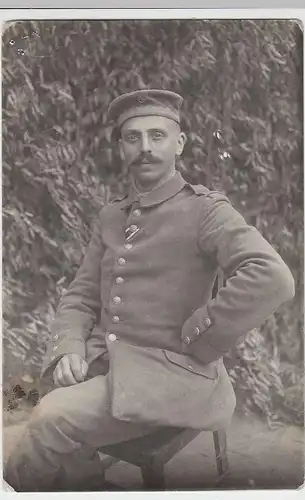 (35832) orig. Foto 1.WK Portrait Soldat auf Stuhl, 1914-18