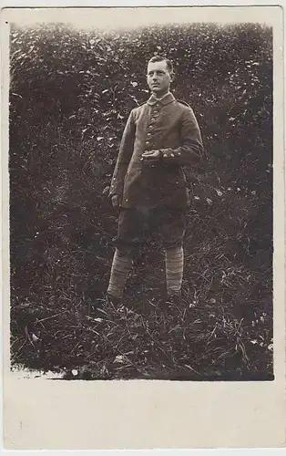 (35816) Foto AK 1.WK Soldat Kurt mit Zigarette im Freien 1917