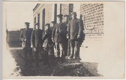 (35809) orig. Foto 1.WK Gruppe Soldaten am Gebäude 1914-18