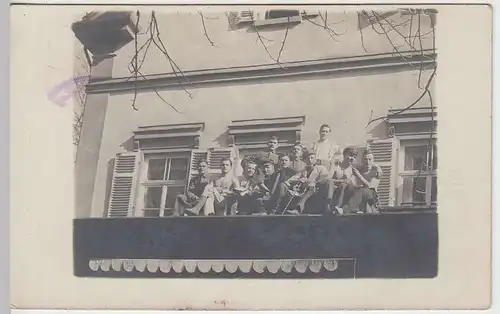 (35797) Foto AK 1.WK Soldaten sitzen auf Vordach, event. Lazarett 1914-18