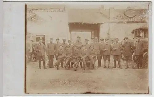(35794) orig. Foto 1.WK Gruppe Soldaten mit Fahrzeugen im Hof, 1914-18