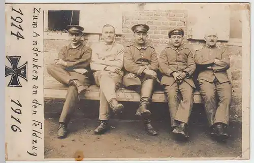 (35781) orig. Foto 1.WK Soldaten auf Bank, Andenken an Feldzug 1914-16
